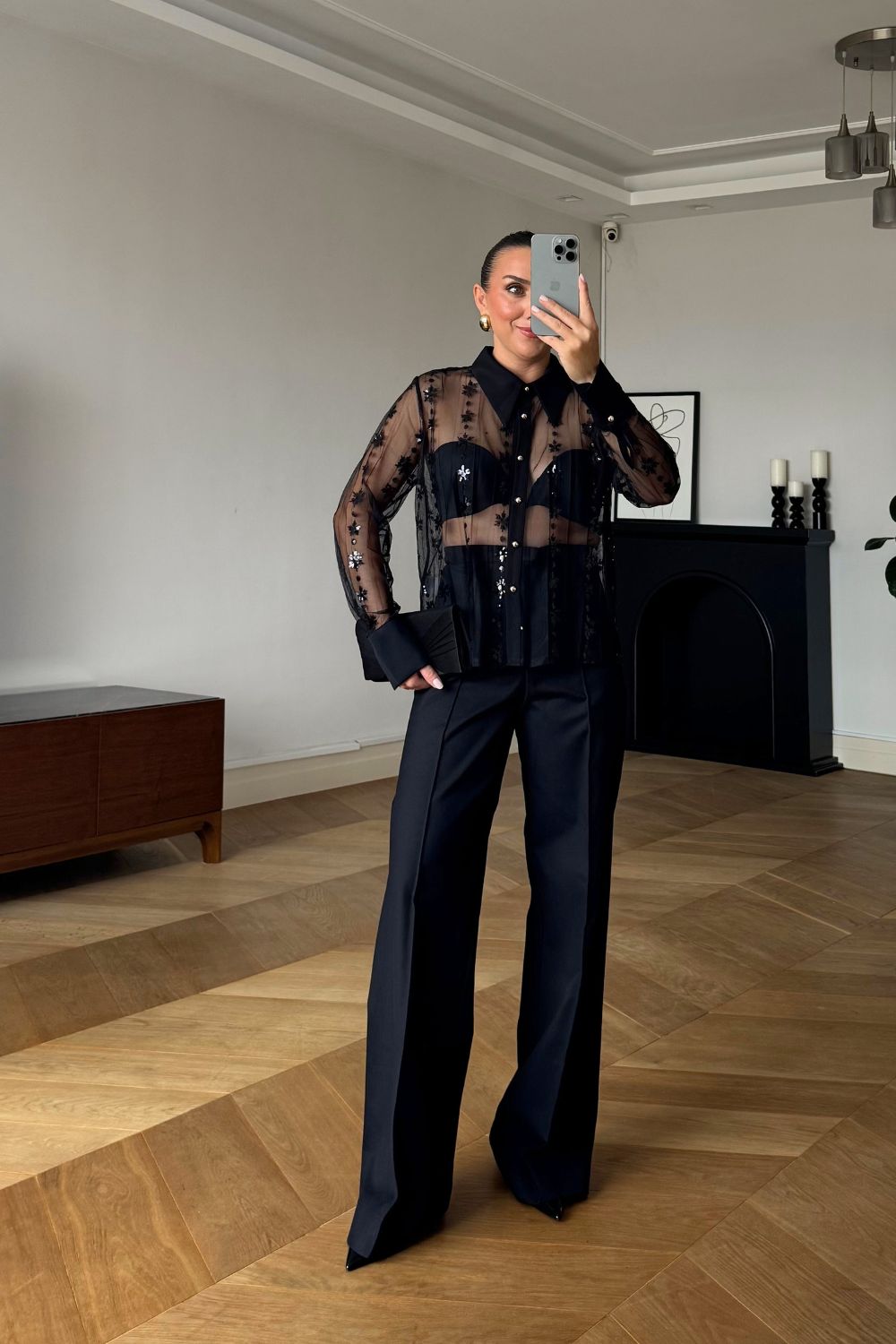 CAMISA PRETA EM TULE COM APLICAÇÕES