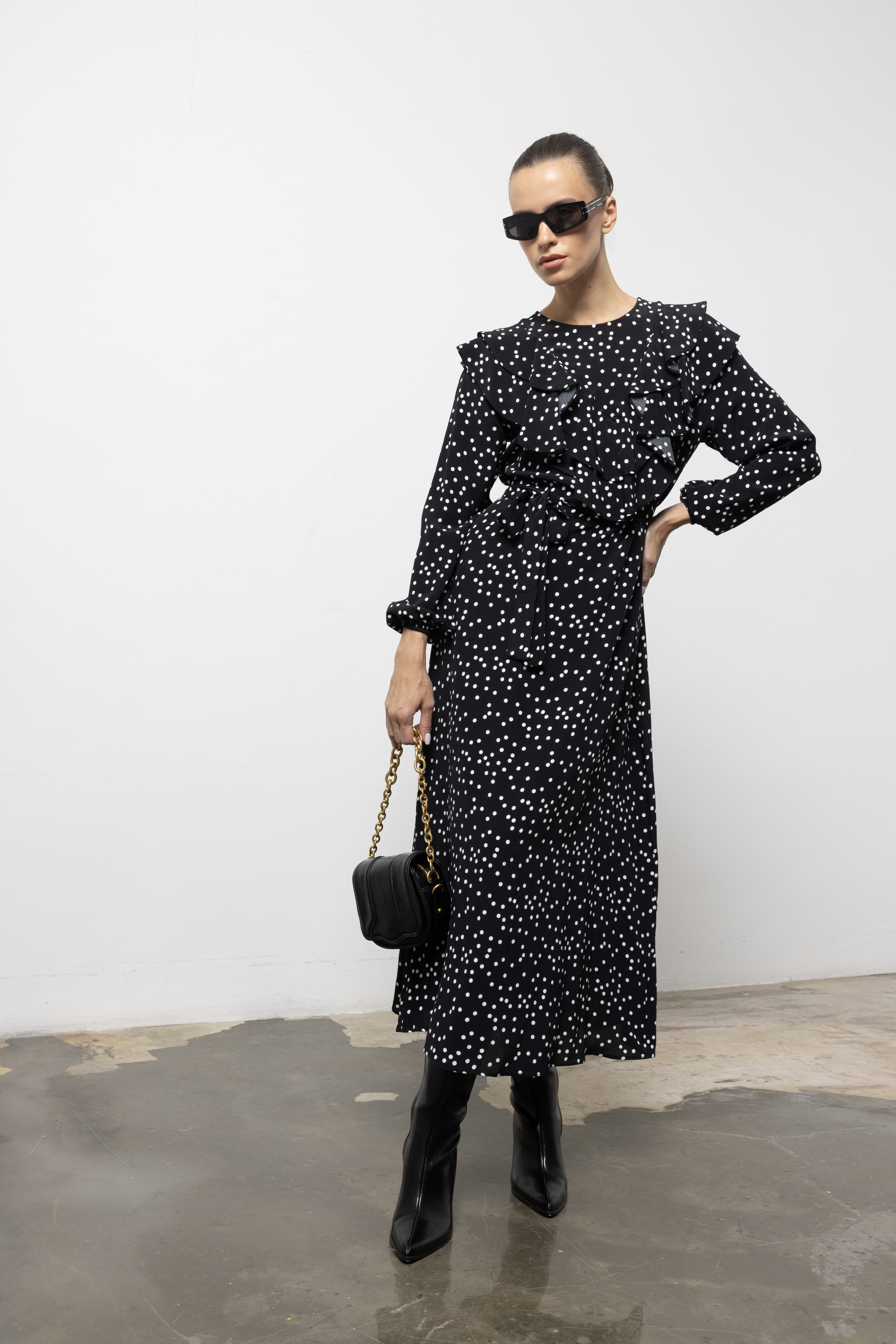 VESTIDO PRETO COM BOLINHAS BRANCAS