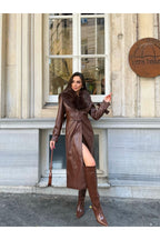 CASACO COMPRIDO CASTANHO COM GOLA EM PÊLO