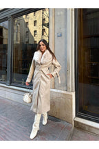 Casaco comprido bege com gola em pêlo