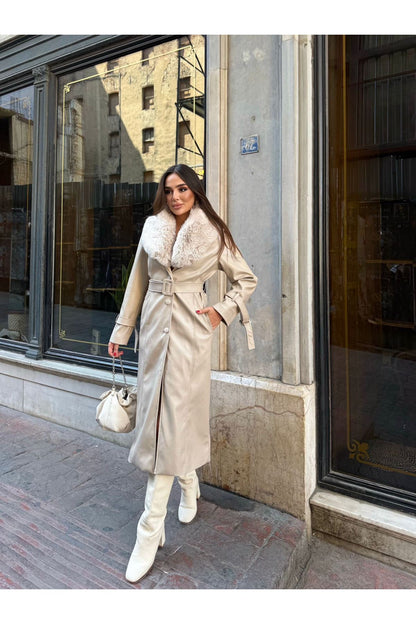 CASACO COMPRIDO BEGE COM GOLA DE PÊLO