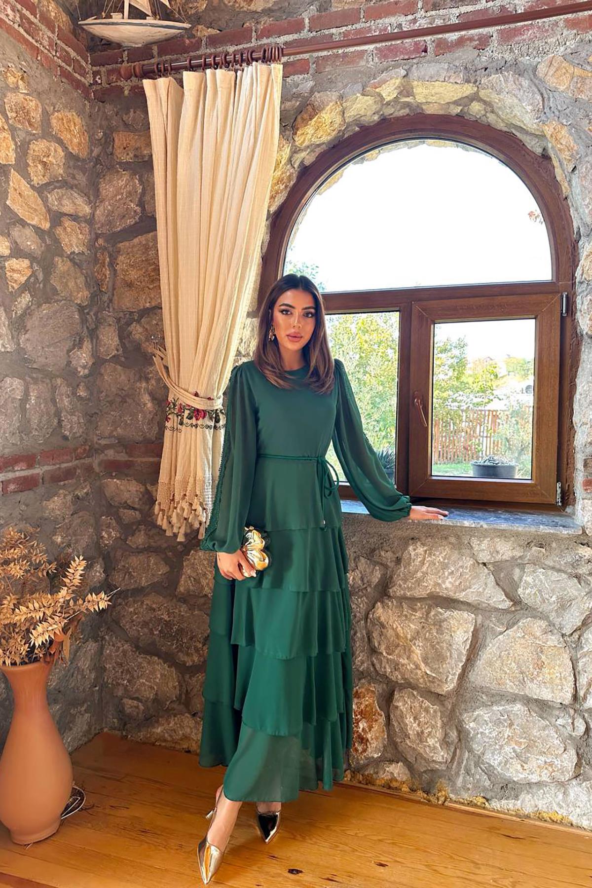 VESTIDO VERDE COM FOLHOS E DETALHE DE RENDA NAS MANGAS