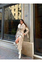 Casaco comprido bege com gola em pêlo