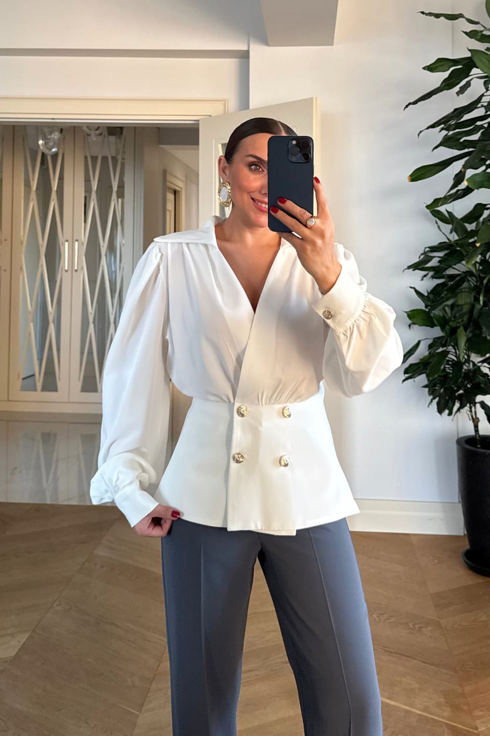 Blusa Branca com Botões Dourados