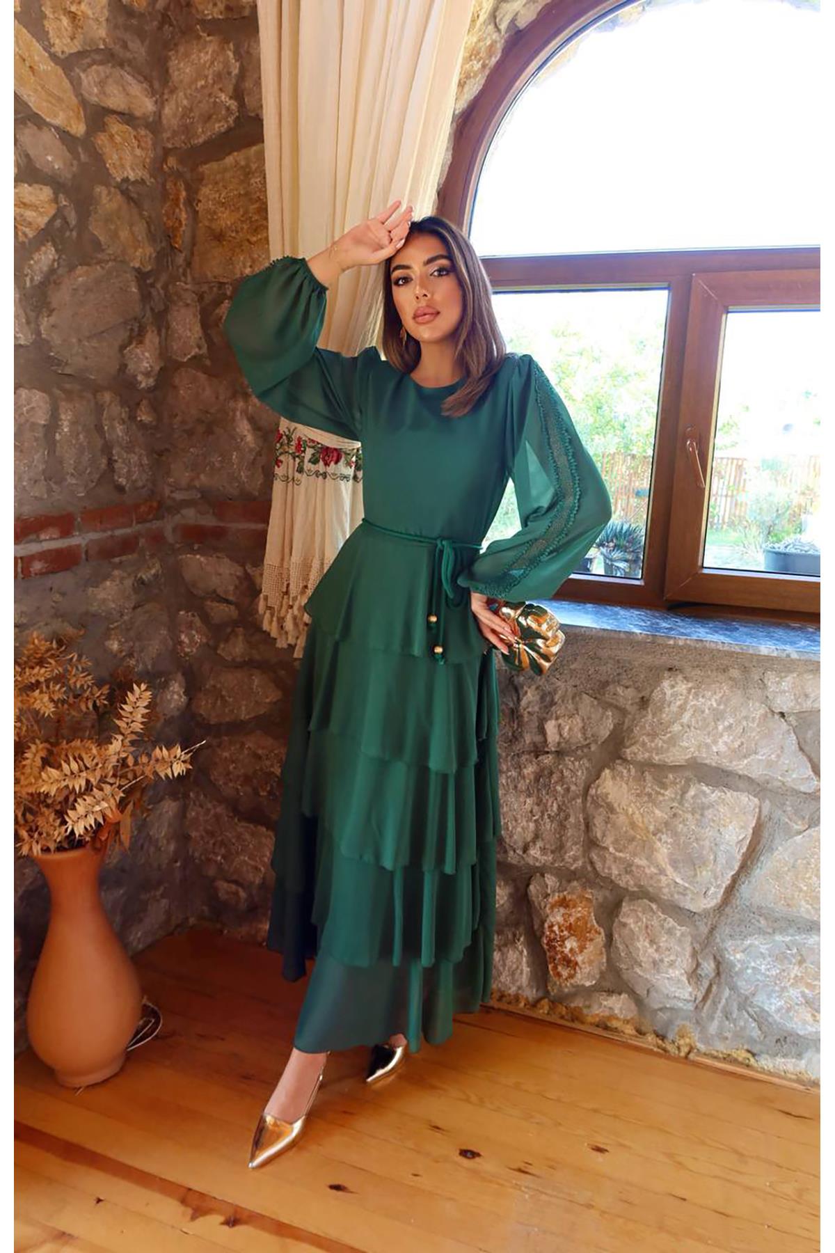 VESTIDO VERDE COM FOLHOS E DETALHE DE RENDA NAS MANGAS