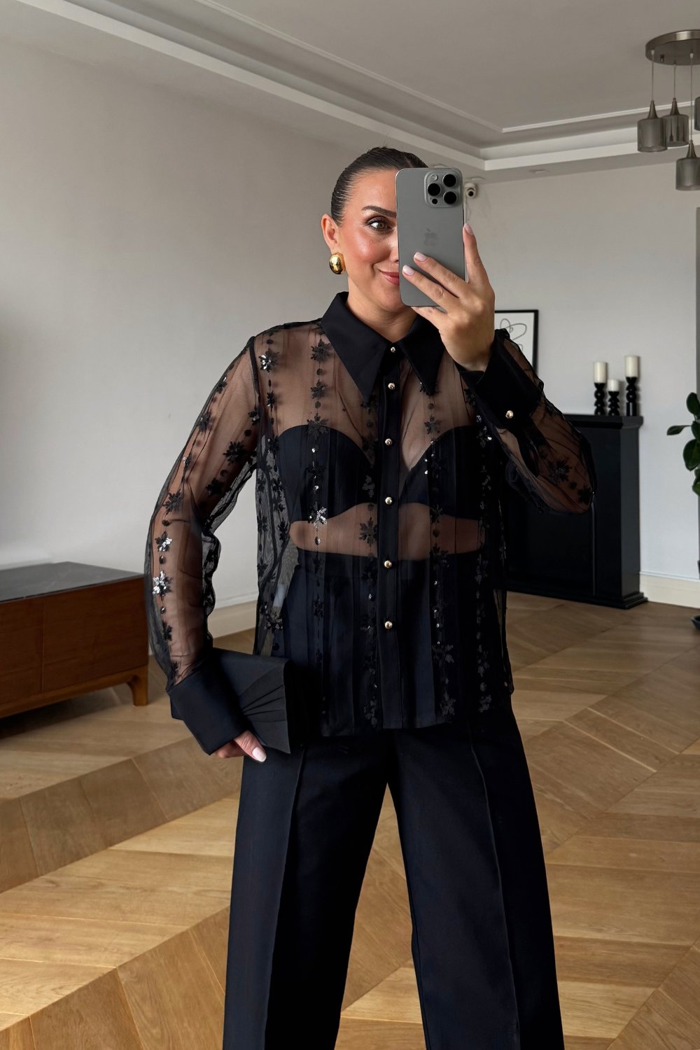 Camisa preta em tule com aplicações