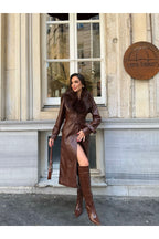 CASACO COMPRIDO CASTANHO COM GOLA EM PÊLO