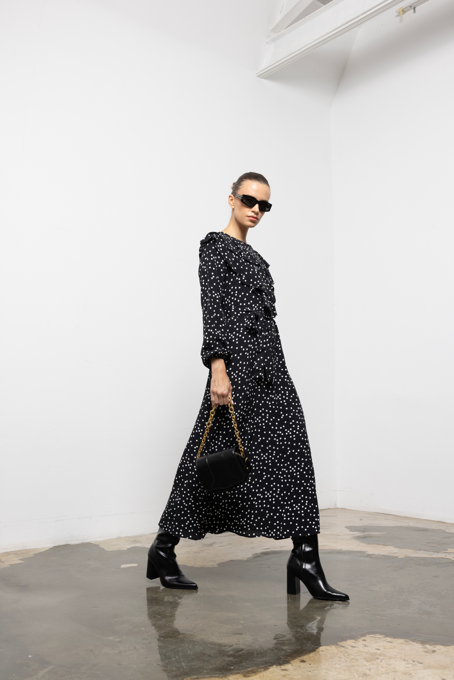 VESTIDO PRETO COM BOLINHAS BRANCAS