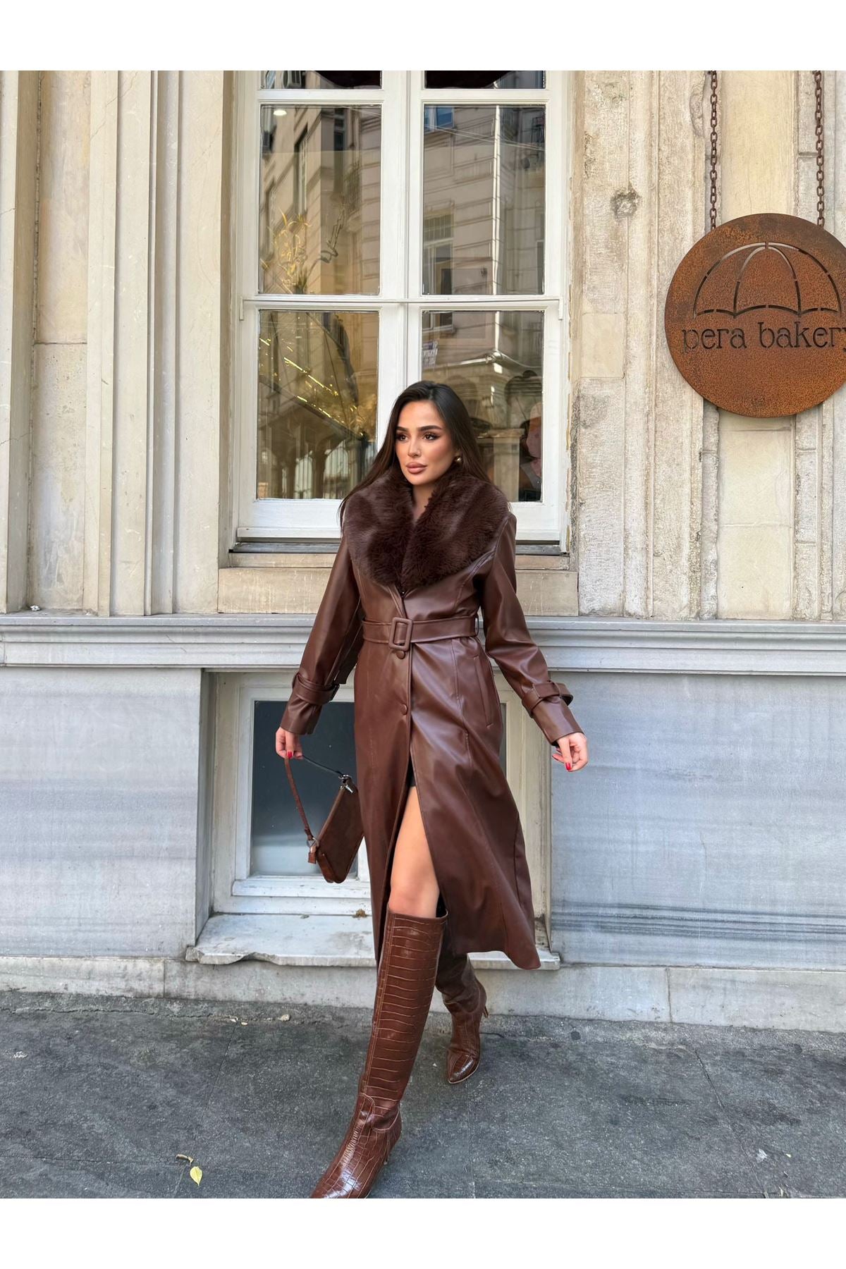 CASACO COMPRIDO CASTANHO COM GOLA EM PÊLO