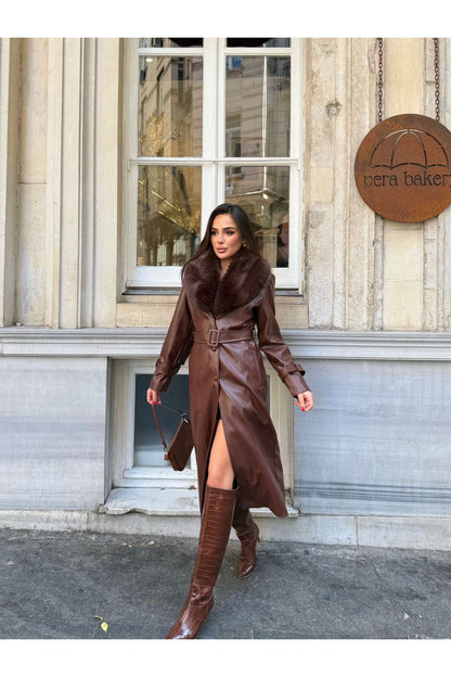 CASACO COMPRIDO CASTANHO COM GOLA EM PÊLO