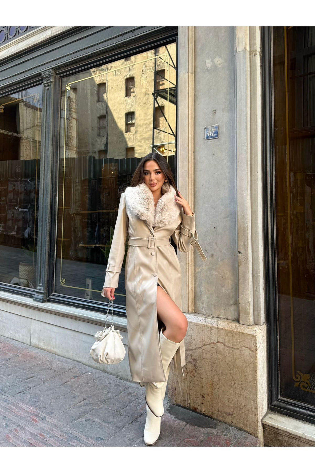 Casaco comprido bege com gola em pêlo