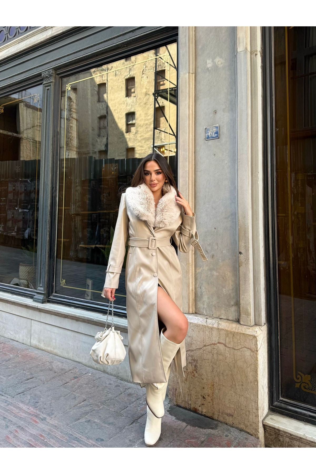 CASACO COMPRIDO BEGE COM GOLA DE PÊLO