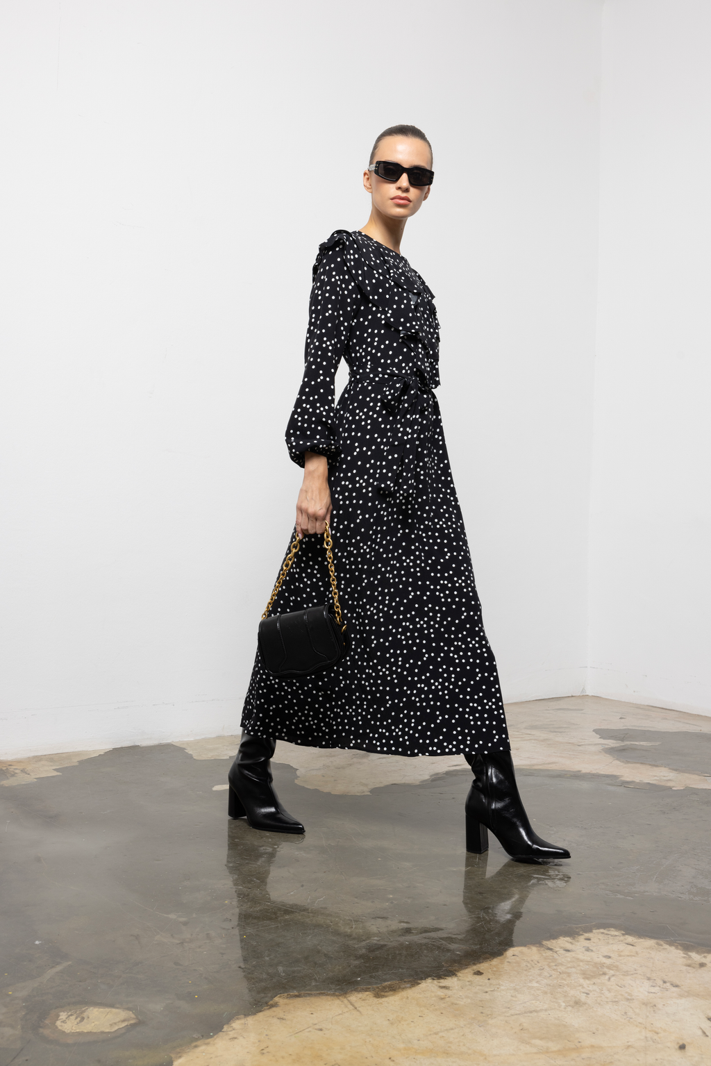 VESTIDO PRETO COM BOLINHAS BRANCAS