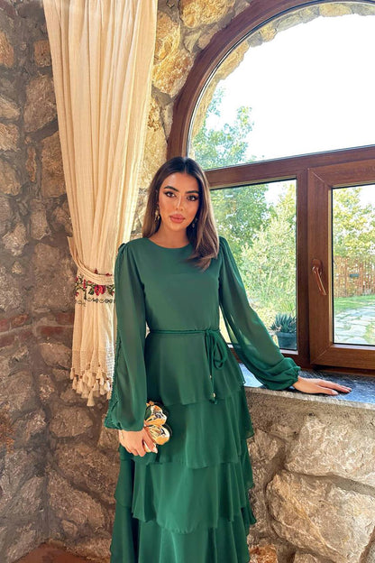 VESTIDO VERDE COM FOLHOS E DETALHE DE RENDA NAS MANGAS