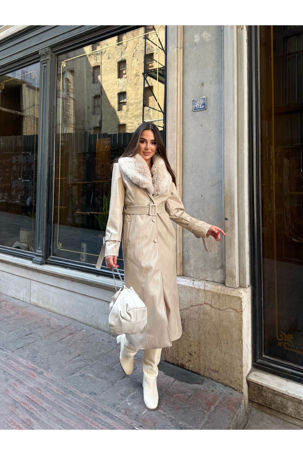 CASACO COMPRIDO BEGE COM GOLA DE PÊLO