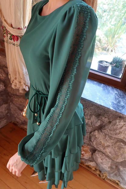 VESTIDO VERDE COM FOLHOS E DETALHE DE RENDA NAS MANGAS