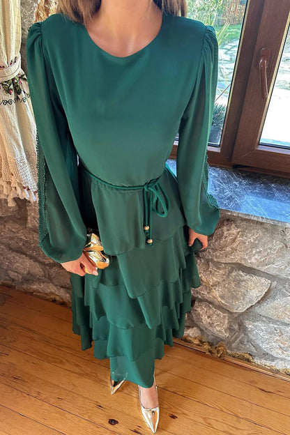 VESTIDO VERDE COM FOLHOS E DETALHE DE RENDA NAS MANGAS