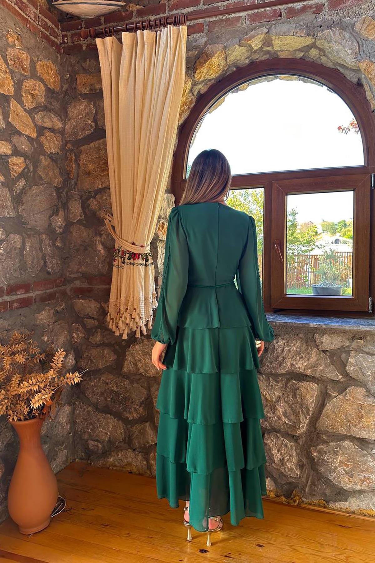 VESTIDO VERDE COM FOLHOS E DETALHE DE RENDA NAS MANGAS