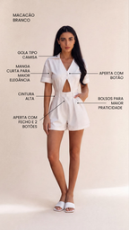 Macacão Branco de Calção com Cintura Alta e Bolsos