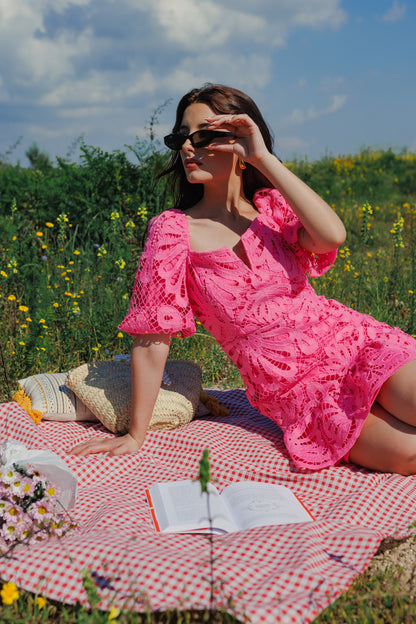 VESTIDO CURTO DE RENDA ROSA