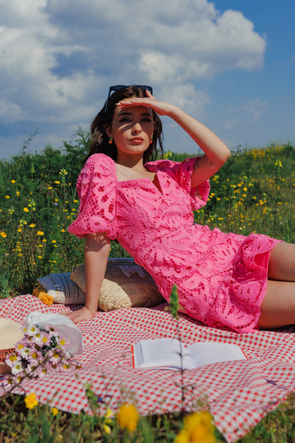 VESTIDO CURTO DE RENDA ROSA