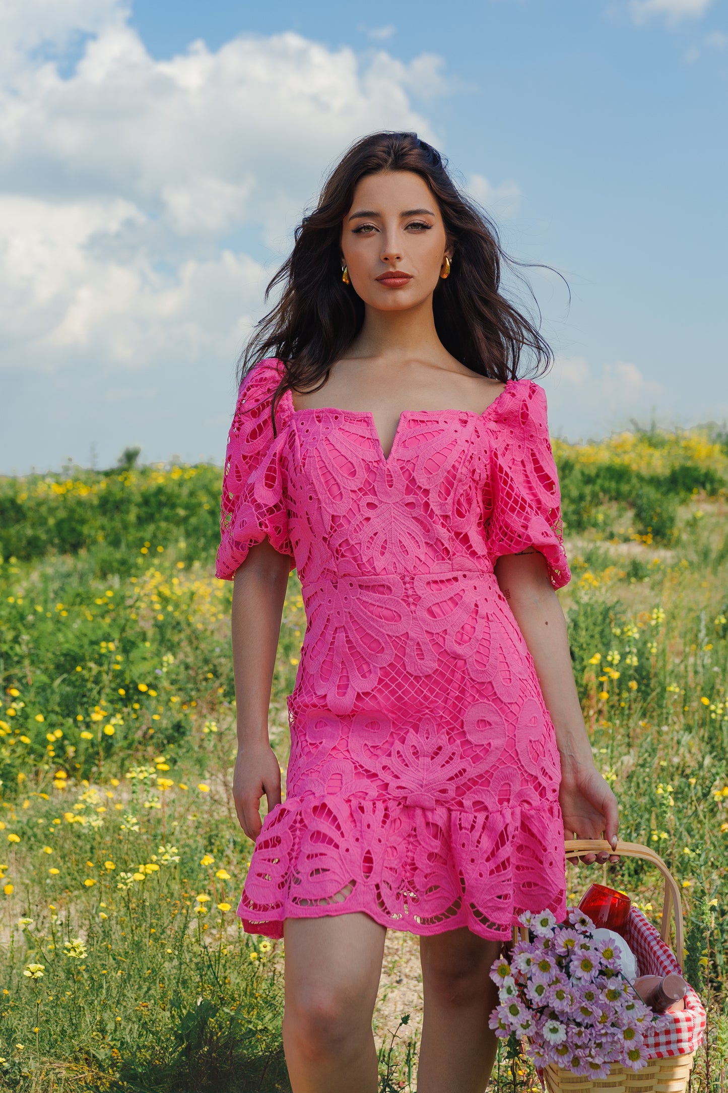 VESTIDO CURTO DE RENDA ROSA