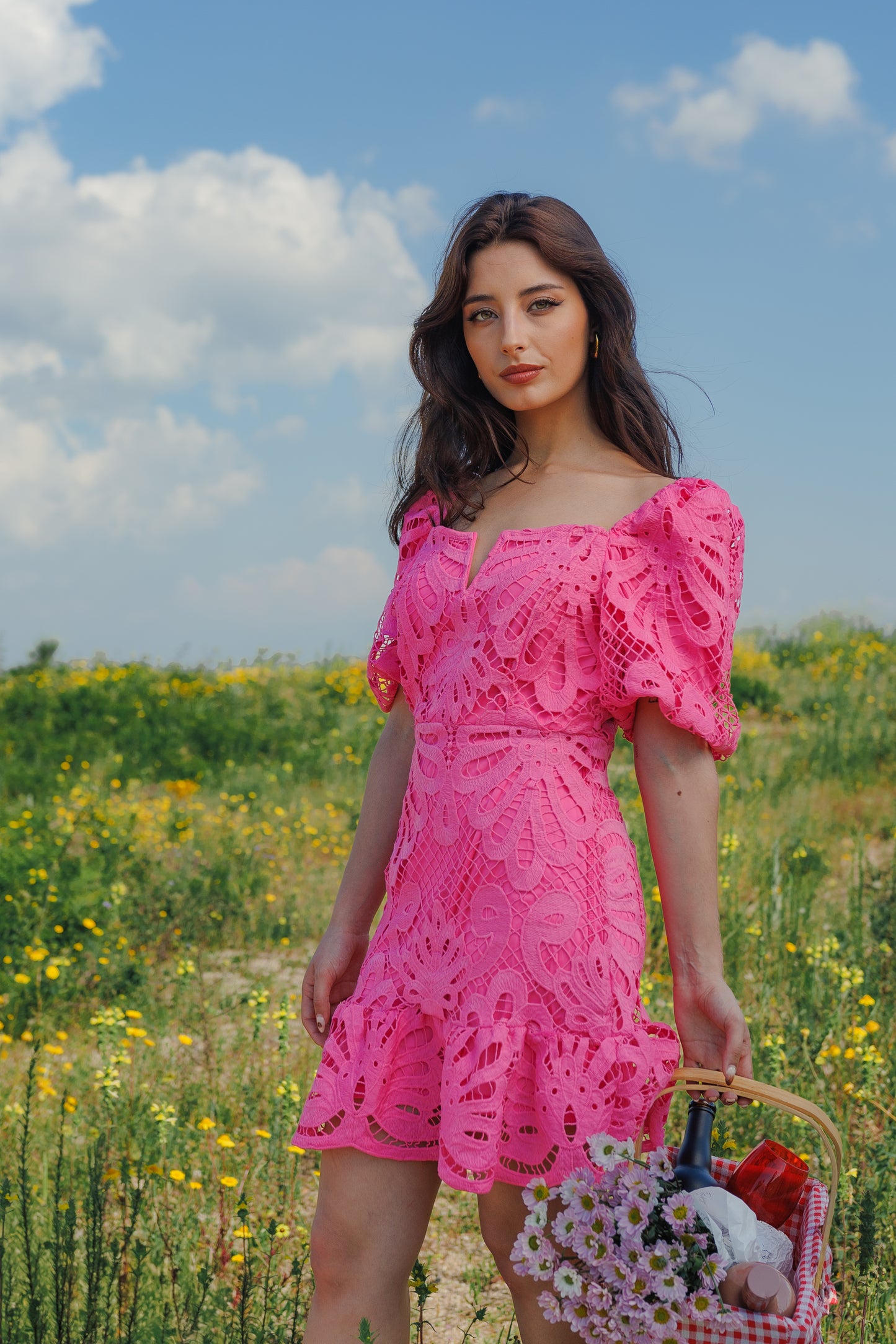 VESTIDO CURTO DE RENDA ROSA