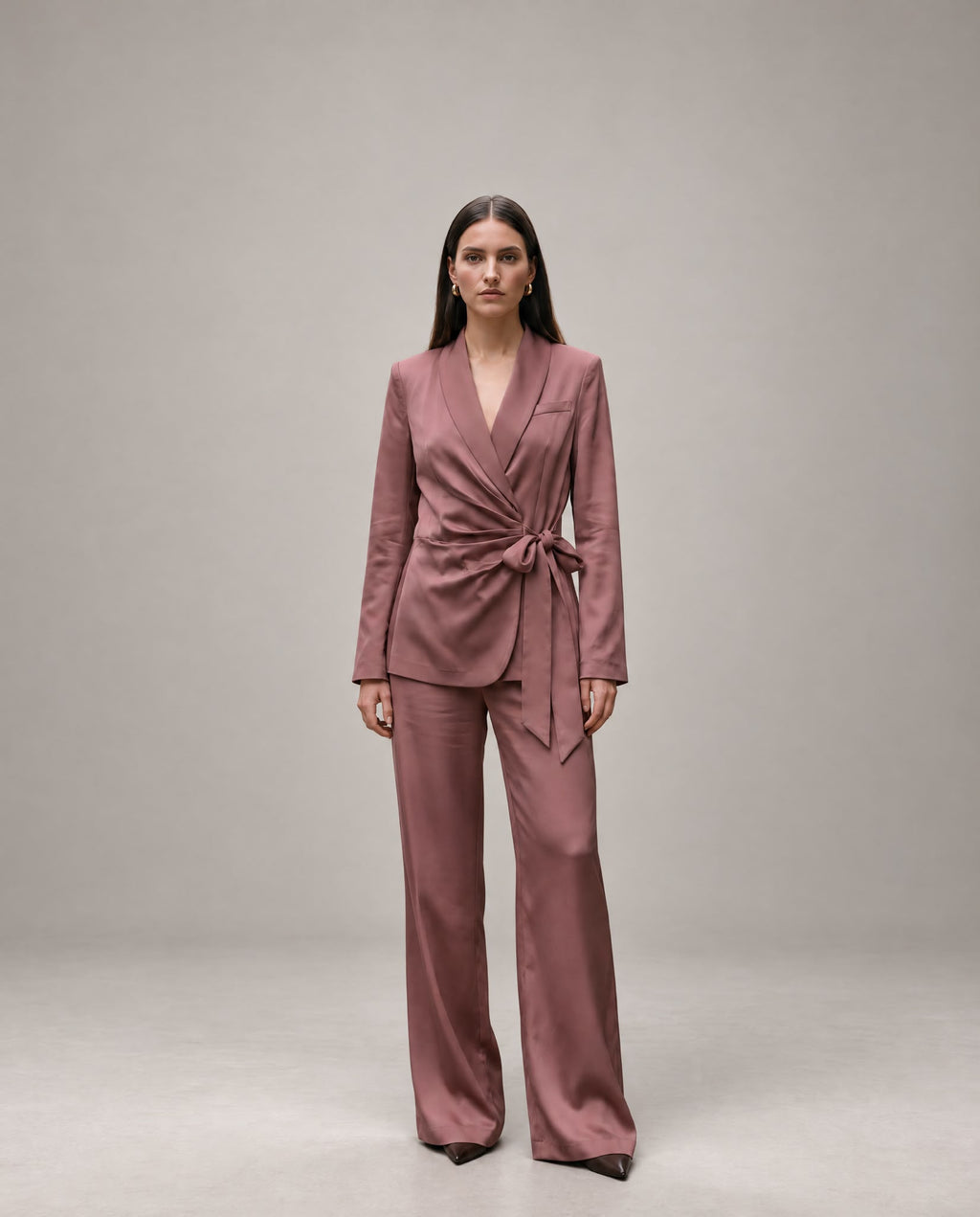 Fato Rosa Velho Acetinado com Blazer de Laço e Calças Largas