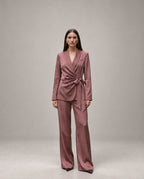 Fato Rosa Velho Acetinado com Blazer de Laço e Calças Largas