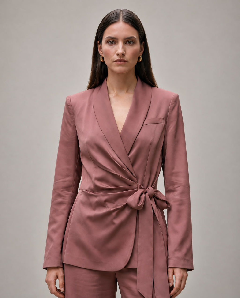 Fato Rosa Velho Acetinado com Blazer de Laço e Calças Largas