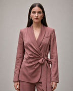 Fato Rosa Velho Acetinado com Blazer de Laço e Calças Largas