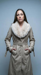 Casaco comprido bege com gola em pêlo