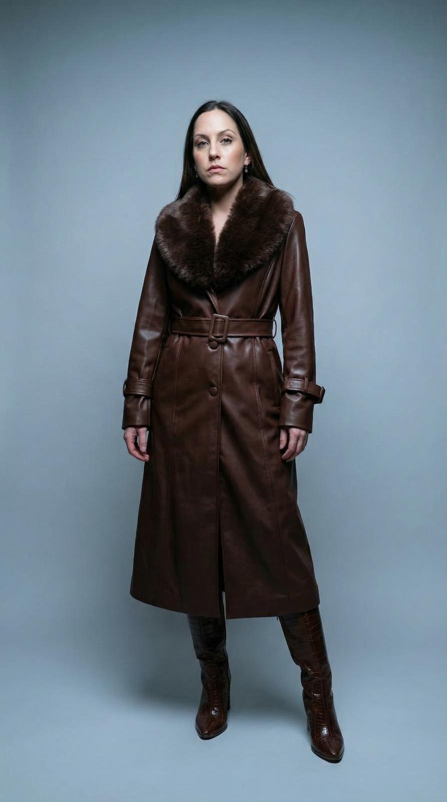 Casaco comprido castanho com gola em pêlo
