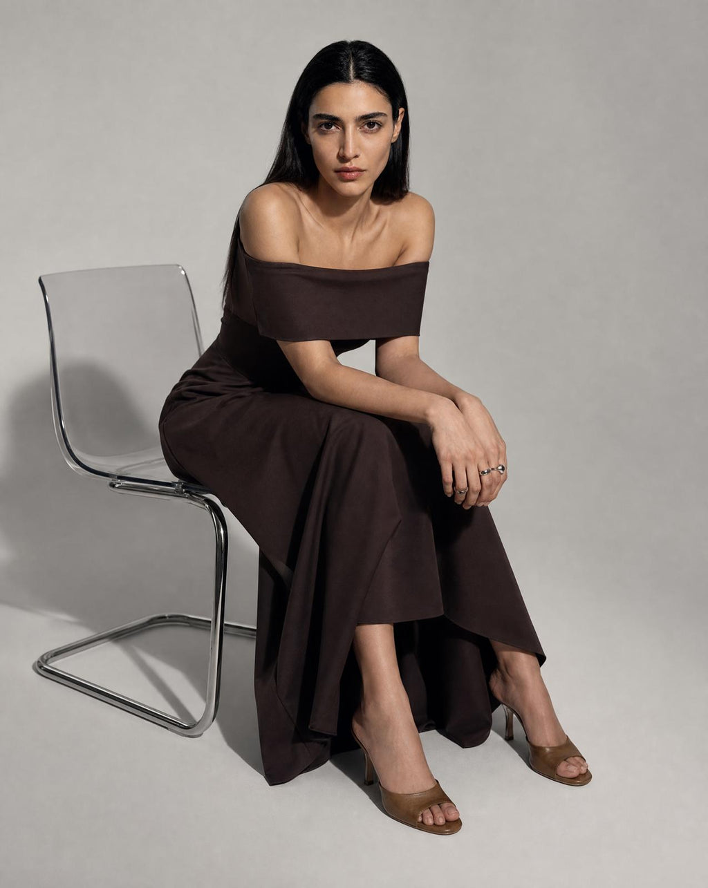 Vestido Midi Ombro a Ombro Castanho Chocolate – Elegância Estruturada com Bolsos