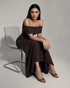 Vestido Midi Ombro a Ombro Castanho Chocolate – Elegância Estruturada com Bolsos