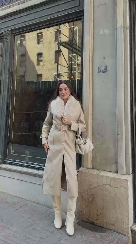 CASACO COMPRIDO BEGE COM GOLA DE PÊLO