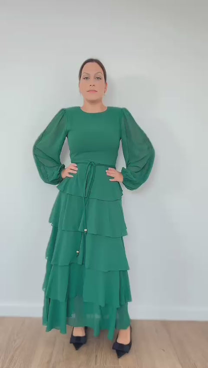 VESTIDO VERDE COM FOLHOS E DETALHE DE RENDA NAS MANGAS
