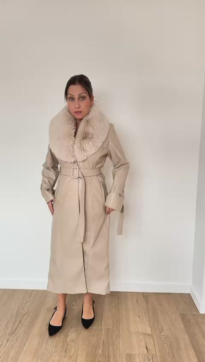 CASACO COMPRIDO BEGE COM GOLA DE PÊLO