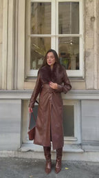 CASACO COMPRIDO CASTANHO COM GOLA EM PÊLO