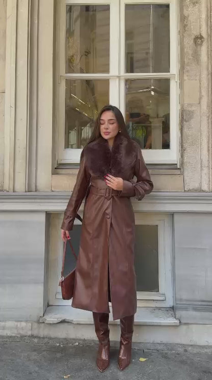 CASACO COMPRIDO CASTANHO COM GOLA EM PÊLO